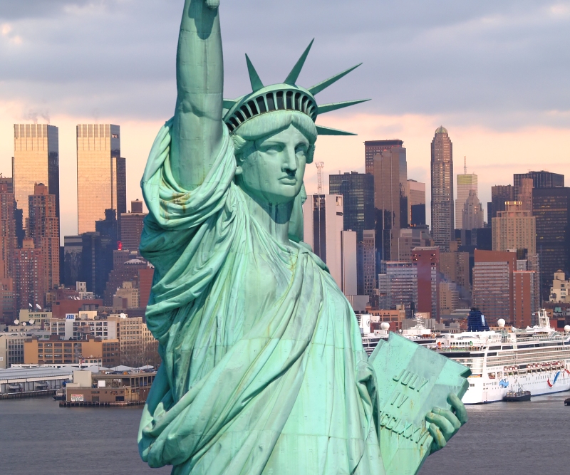 Die Freiheitsstaue in New York ist eines der bekanntesten Sehenswrdigkeiten in New York