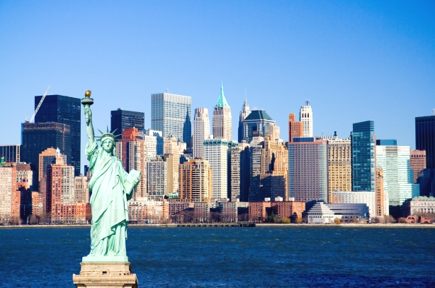 Die New York Skyline in Manhattan mit vielen Wolkenkratzern und die Freiheitsstatue von New York